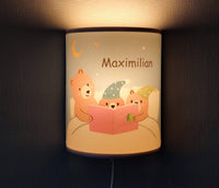 Kinderzimmer Wandlampe Bärenfamilie lesen Gute Nacht Kinderlampe LED Nachtlicht Schlummerlicht Name Bär Tiere Holz Lampe  faramosa